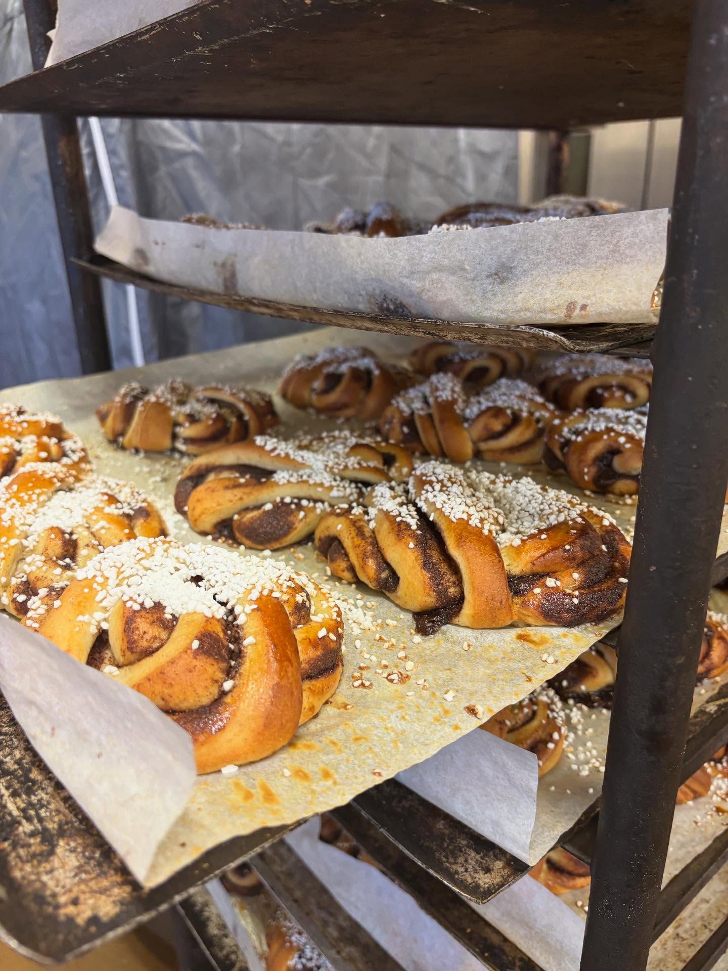Ångande kanelbullar nybakade i vårt bageri