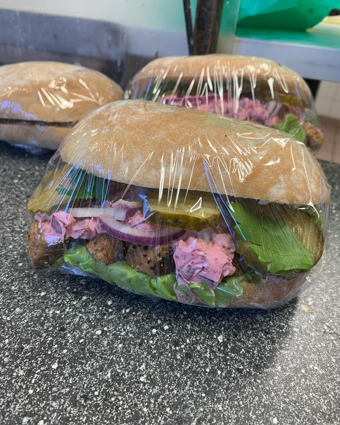 Färska smörgåsar med lokala ingredienser i caféet